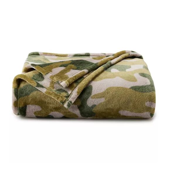 The Big One Camo Oversized Plush Throw - Picture 1 of 3